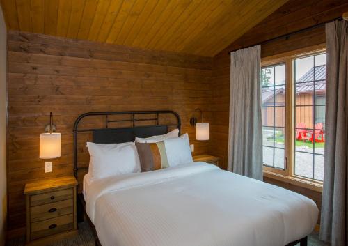 een slaapkamer met een groot bed en een raam bij Bear Hill Lodge in Jasper