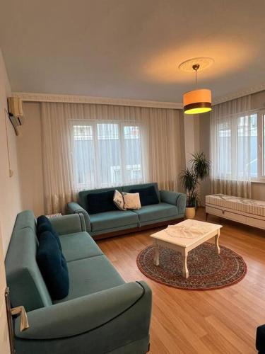 - un salon avec deux canapés bleus et une table basse dans l'établissement City centre- Best location Apartment, à Antalya