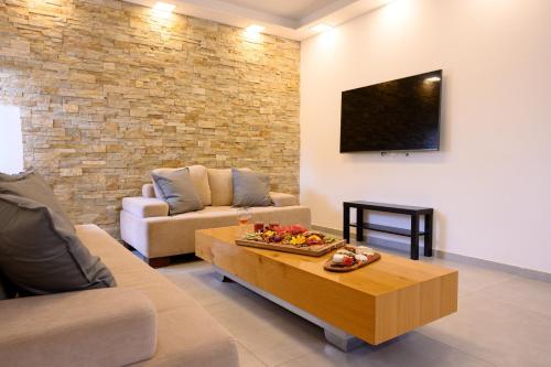 Una sala de estar con un sofá y una mesa de café. en העוגן והים - The Anchor and the Sea, en Shelomi