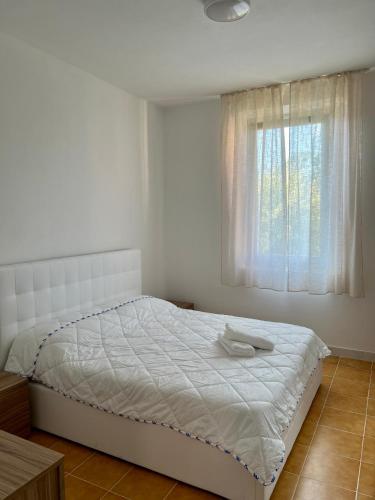 1 dormitorio con 1 cama blanca y ventana en Casa Sassuolo, en Sassuolo