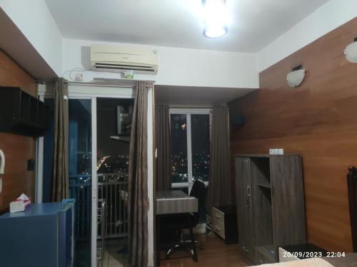 Фотография из галереи Grand Dhika Apartement by 2325 Studio room with cozy wooden style room в городе Padurenan
