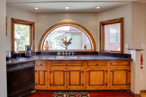 - une cuisine avec un évier et un miroir dans l'établissement Bright Downtown Telluride Condo - Steps to Lift!, à Telluride