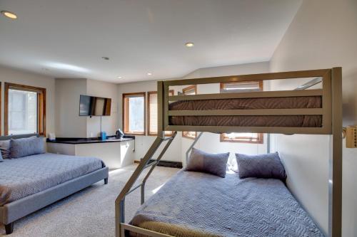 - une chambre avec des lits superposés et un canapé dans l'établissement Bright Downtown Telluride Condo - Steps to Lift!, à Telluride