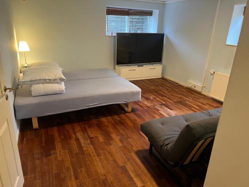 Cette chambre comprend 2 lits et une télévision à écran plat. dans l'établissement The Italian House 4, à Aalborg