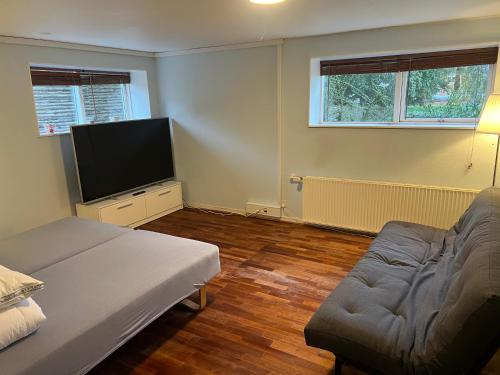 Il comprend un salon doté d'un canapé et d'une télévision à écran plat. dans l'établissement The Italian House 4, à Aalborg
