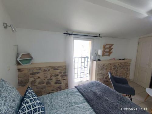 une chambre avec un lit et une fenêtre dans l'établissement Duplex du 7, à Bouzigues