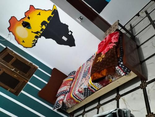 Cette chambre comprend un lit orné d'une peinture murale représentant un cheval. dans l'établissement Zohra Guest House, à Assouan