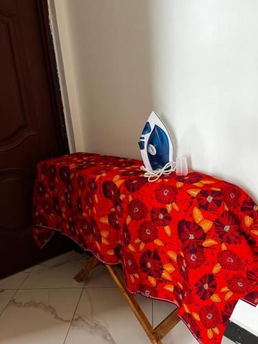 una mesa con un mantel rojo. en Lomes cozy home, en Dar es Salaam