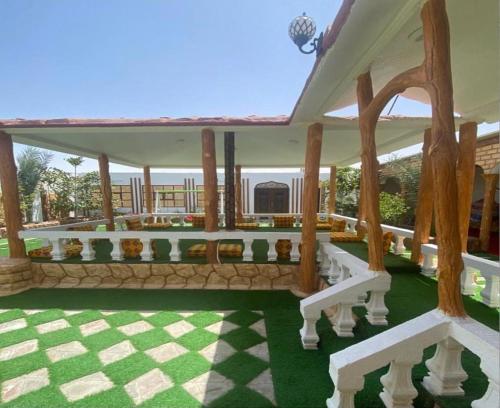 een uitzicht op de veranda van een resort met een geruite vloer bij أستراحة السعادة in Jalan Bani Buhassan