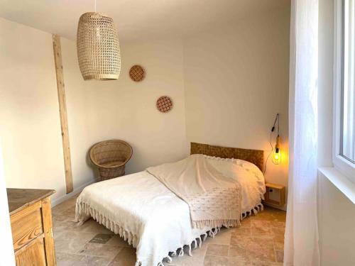 a bedroom with a white bed in a room at Appartements tout confort idéalement placés à Berck-Plage in Berck-sur-Mer