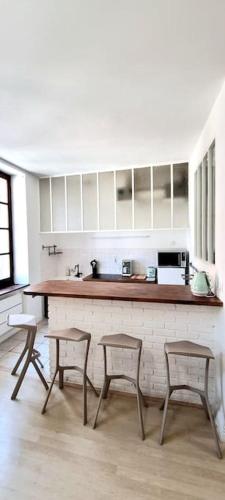 - une cuisine avec un comptoir et 2 chaises dans l'établissement Loft Vintage - Hypercentre - Metro - WIFI, à Toulouse