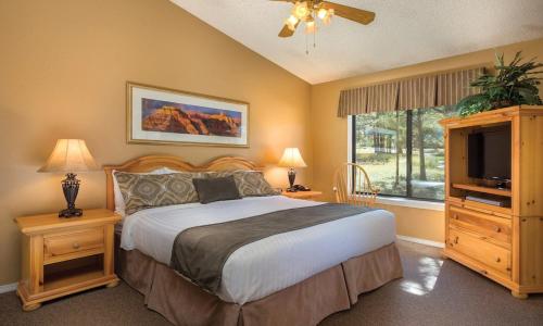 מיטה או מיטות בחדר ב-Wyndham Flagstaff 2 Bedroom Deluxe