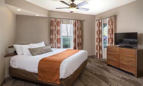 a bedroom with a bed and a flat screen tv at 2 Bedroom Deluxe Villa at the Wyndham Nashville Resort in Nashville