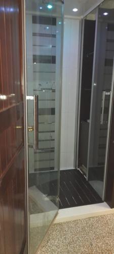 クアルトゥ・サンテーレナにあるDeluxe Mistral Roomのバスルーム(鏡付きのガラス張りのシャワー付)