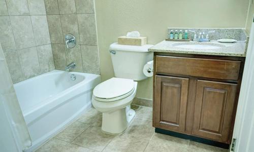 a bathroom with a toilet and a tub and a sink at Wyndham Kingsgate 2 Bedroom Deluxe in Williamsburg