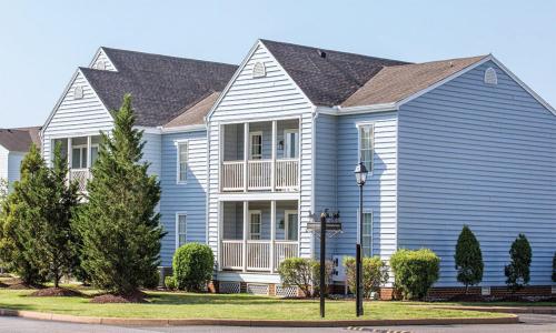 a house with blue siding at Wyndham Kingsgate 2 Bedroom Deluxe in Williamsburg