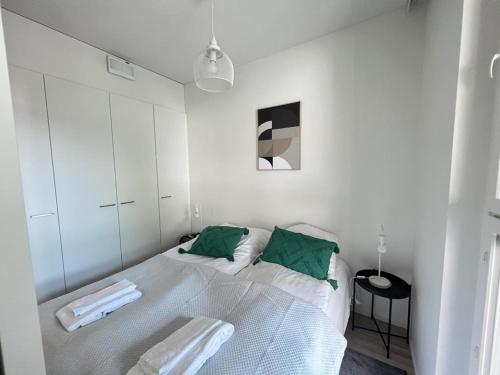 Un pat sau paturi într-o cameră la Kotimaailma Apartments Loimu VI