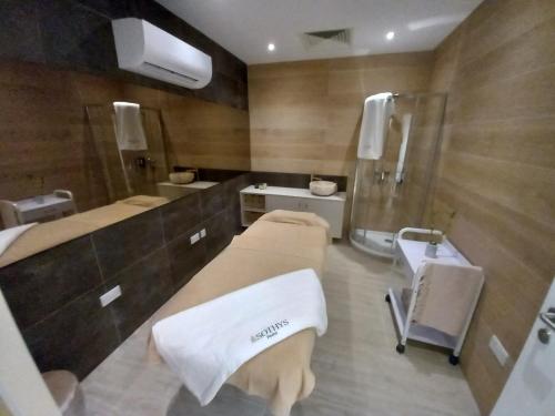 ein Bad mit 2 Betten und einer Dusche in der Unterkunft Beautiful Studio in Gibraltar - E1 Suites & Spa in Gibraltar