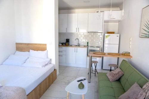 Block of flats - Modern flat في يوانينا: شقة صغيرة فيها سرير ومطبخ