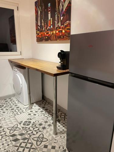 uma cozinha com uma mesa e um frigorífico em Chaleureux appartement. Dinan em Dinan