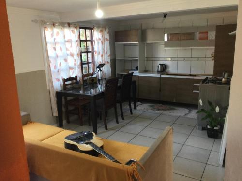 een keuken en eetkamer met een tafel in een kamer bij Pousada Boulevard in Florianópolis