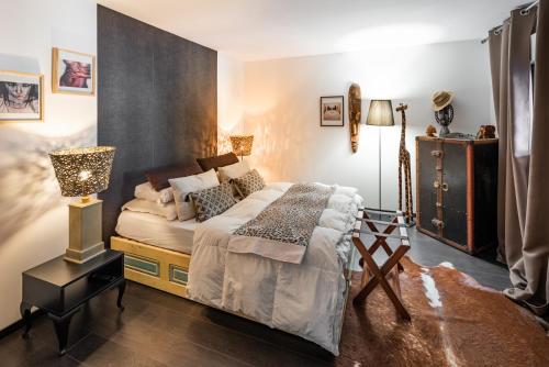 een slaapkamer met een bed en een tafel met een lamp bij ALSACE Cosy in Schoenau