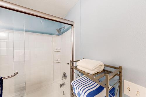 La salle de bains est pourvue d'une douche et d'un sèche-serviettes. dans l'établissement San Diego's Diamond: Snowbird-friendly studio near ocean with pool, hot tub, gym, balcony - dogs OK, à San Diego