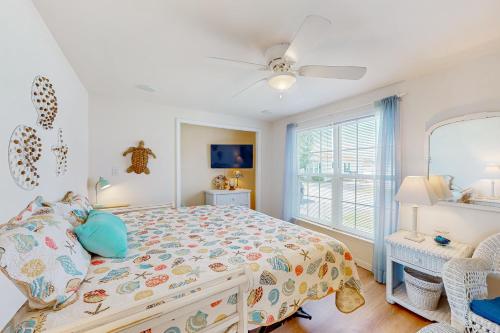 a bedroom with a bed and a window at Bay-View Beauty in Assateague Point in Berlin