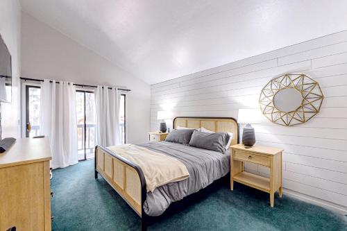 1 dormitorio con cama y espejo en la pared en Sway of the Pines, Unit#32A, en Indian Pine