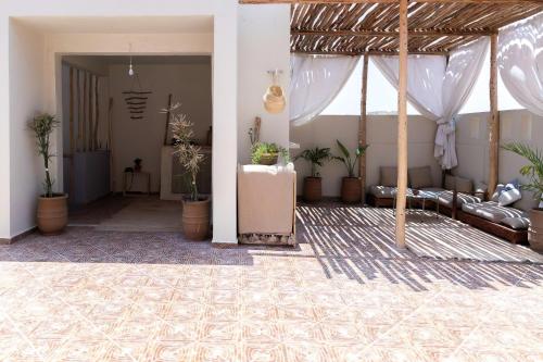 un soggiorno con piante in vaso sulle pareti di Desart Hostel ad Agadir