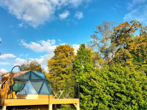 ein Baumhaus mit einem Solarium darüber in der Unterkunft Demeure de la Garenne in Montmirail