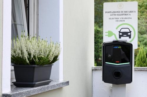 a parking meter next to a window with a plant at Hotel Internazionale in Domodossola