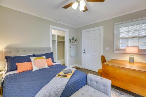 um quarto com uma cama azul e uma secretária de madeira em Downtown Wilmington Studio - Pets Welcome! em Wilmington