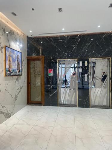 a room with black marble walls and a door at درة اجنادين للشقق المخدومة in Tabuk