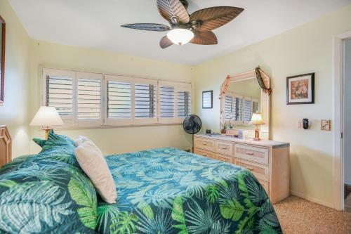 een slaapkamer met een bed en een plafondventilator bij "Sea Breeze" at Wailua Bay View in Kapaa