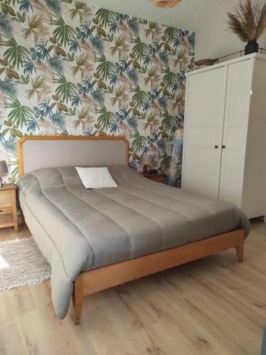 Ce lit se trouve dans une chambre dotée d'un mur. dans l'établissement Maison proche du Mont Saint Michel (10mn) 4/5 pers, à Pontorson