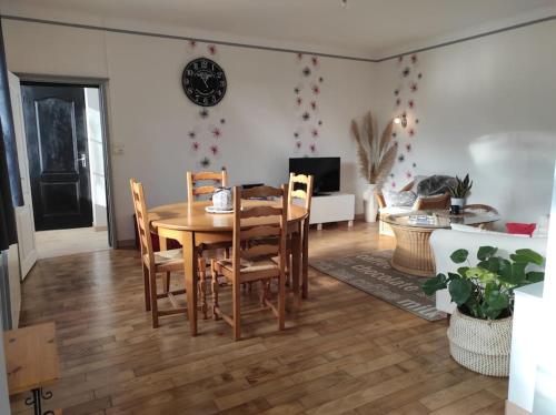 une salle à manger avec une table et des chaises dans l'établissement Maison proche du Mont Saint Michel (10mn) 4/5 pers, à Pontorson