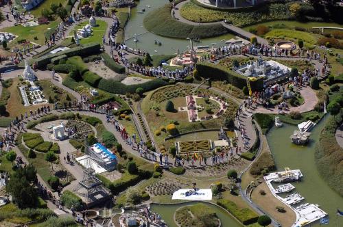 an overhead view of a group of people in a park at Hotel Le Centenaire Brussels Expo in Brussels