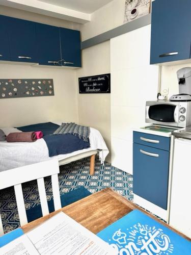- une petite cuisine avec un lit dans une chambre dans l'établissement Petit studio plage Le galet bleu, au Havre