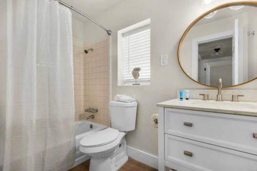 Un baño con inodoro, lavabo y espejo. en Bluefish 7 Tranquil OKA Island Retreat 2BR Oasis, en Fort Walton Beach
