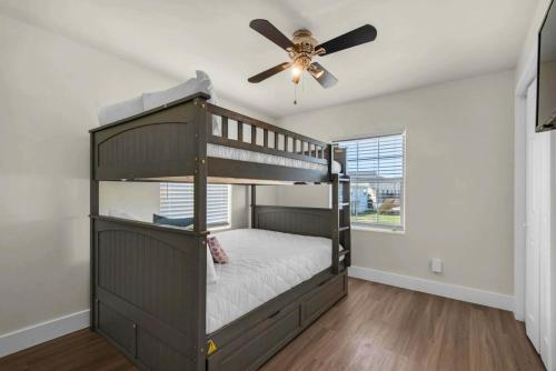 Un dormitorio con dos literas y un ventilador de techo. en Bluefish 7 Tranquil OKA Island Retreat 2BR Oasis, en Fort Walton Beach