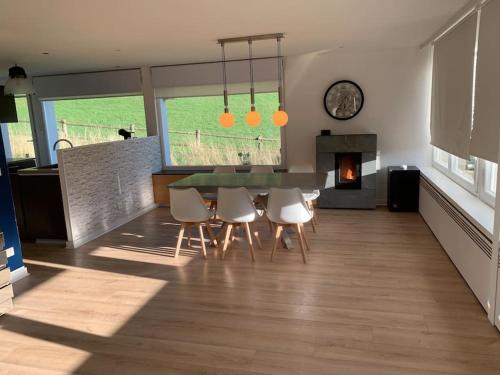 a kitchen and living room with a table and chairs at Spacieux et lumineux 115m2 idéalement situé in Les Hôpitaux-Neufs