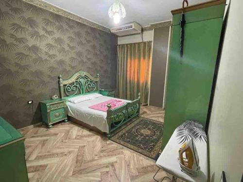 Bright And Vintage 3 BR Suite في القاهرة: غرفة نوم بسرير اخضر وباب اخضر