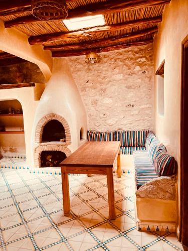 a living room with a couch and a fireplace at Villa Nouran Beldi 2Chambres in Essaouira
