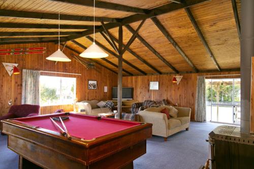 uma sala de estar com uma mesa de bilhar em Howards Mountain Lodge em National Park