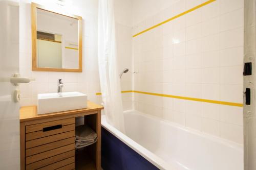 ein Badezimmer mit Waschbecken und Badewanne in der Unterkunft Village Moliets - maeva Home - Appartement 2 Pièces 5 Personnes Confort MAE-4322 in Moliets-et-Maa