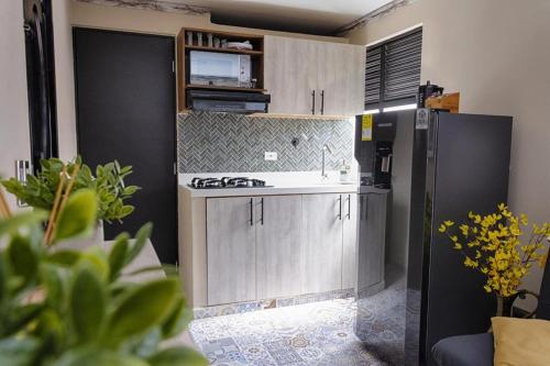 uma cozinha com um lavatório e um frigorífico em Confortable apartamento en Bello Ant. em Bello