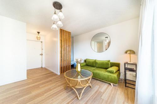 un salon avec un canapé vert et une table dans l'établissement Studio with semi-open bedroom Near Part-Dieu & Tram, à Lyon