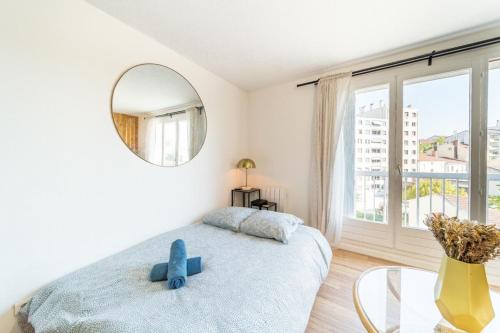 - une chambre avec un lit avec un miroir et une table en verre dans l'établissement Studio with semi-open bedroom Near Part-Dieu & Tram, à Lyon