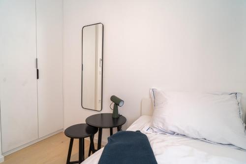 - une chambre avec un lit et une table avec une lampe dans l'établissement A Apartments, à Zadar